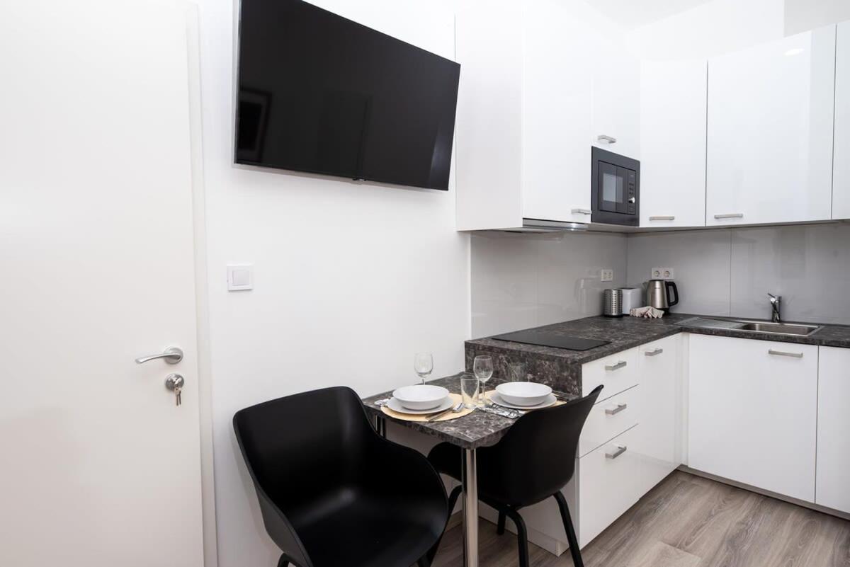 Extra Central - New - Charming Studio Budapest Luaran gambar